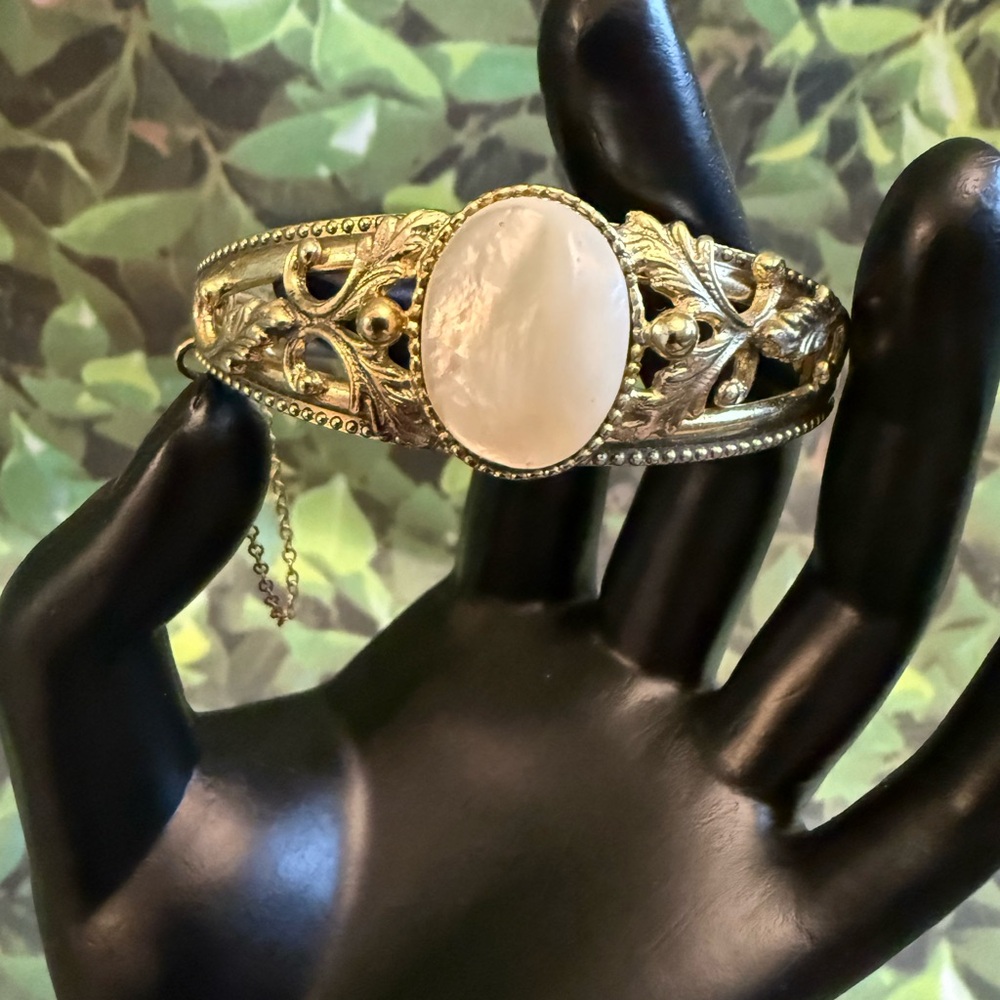 VINTAGE Elegant Gold and Pearl Bracelet